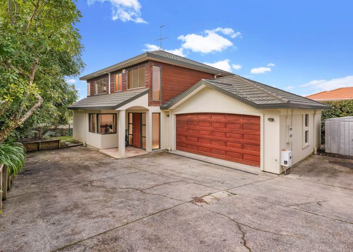  at 2/885 East Coast Road, Northcross, Auckland