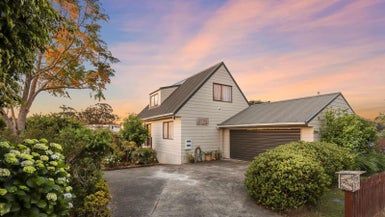  at 34 Taupiko Place, Green Bay, Auckland