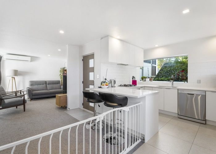  at 2/1 Valley Road, Northcote, Auckland