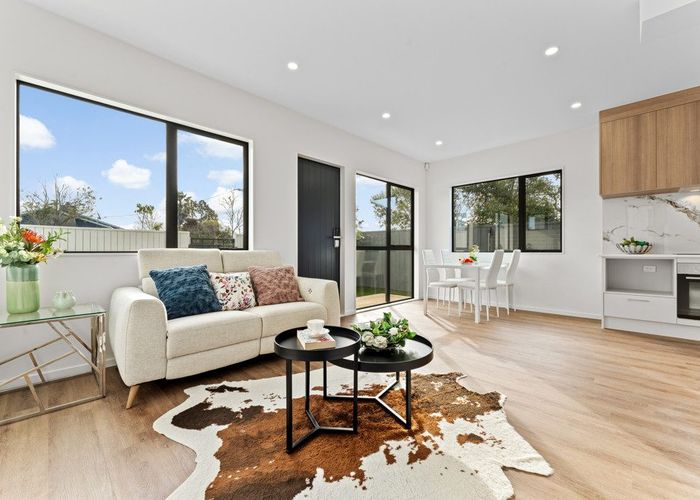 at 2/113 Flanshaw Road, Te Atatu South, Auckland