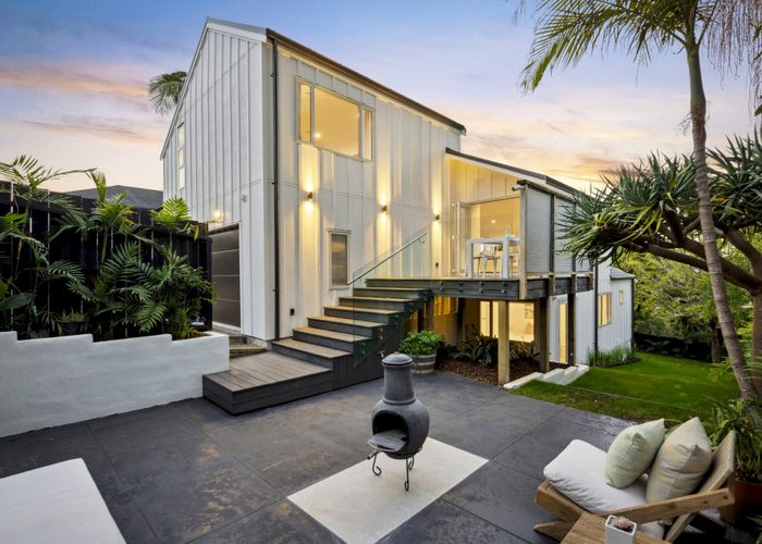  at 2/4 Richards Avenue, Forrest Hill, North Shore City, Auckland