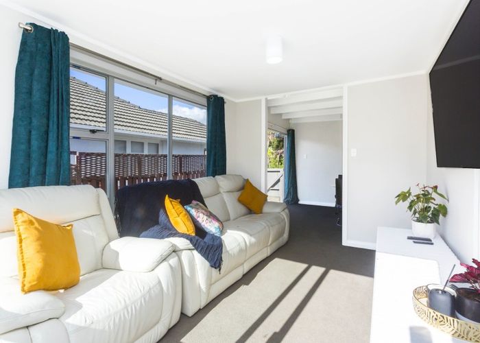  at 2 Oxford Crescent, Ebdentown, Upper Hutt
