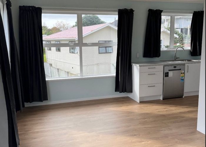  at 2/75 Tramway Road, Beach Haven, North Shore City, Auckland