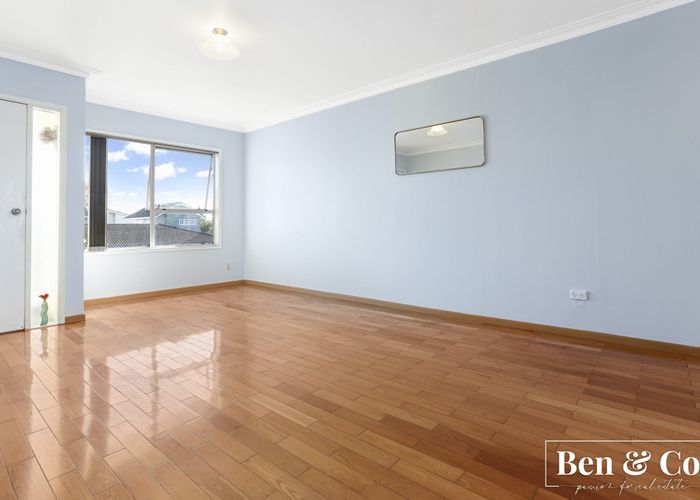 at 2/5 Ryburn Road, Mount Wellington, Auckland