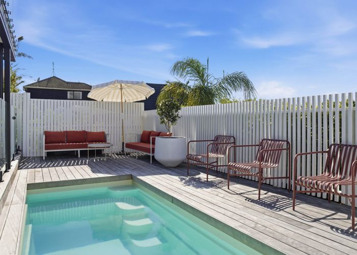  at 2/11 Seaview Road, Castor Bay, North Shore City, Auckland