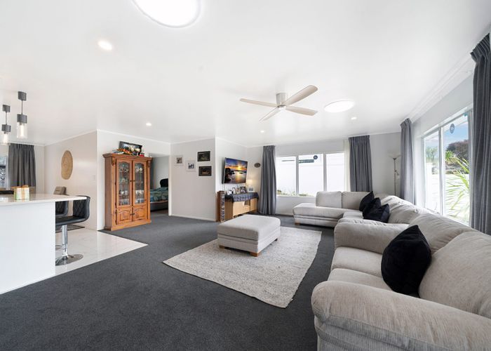  at 15 Lanier Place, Glendene, Auckland