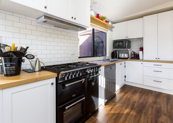  at 6 Avian Road, Blue Mountains, Upper Hutt