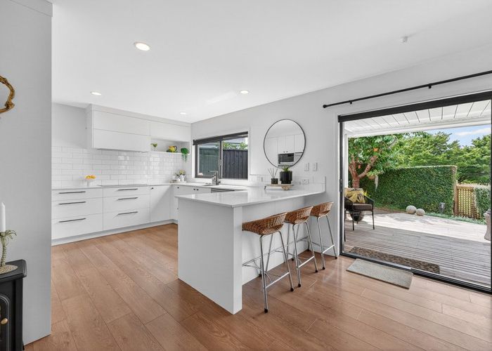  at 2/8 Calluna Crescent, Totara Heights, Manukau City, Auckland