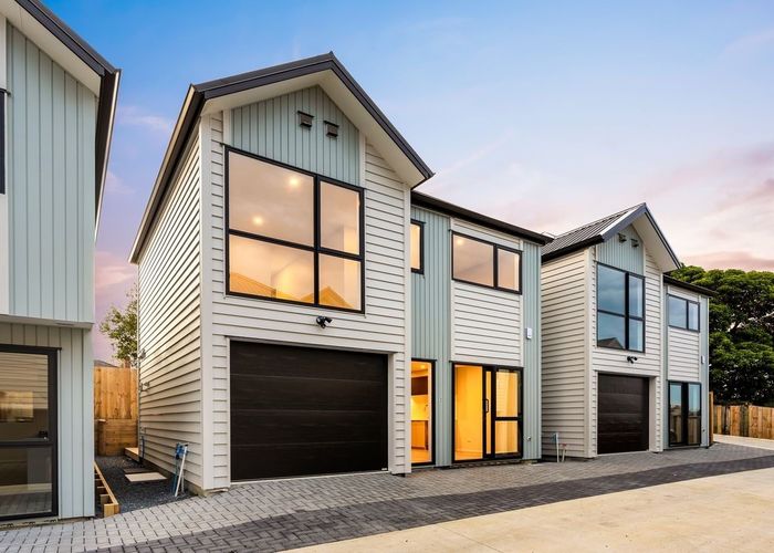  at 2/33 Buscomb Avenue, Henderson, Auckland