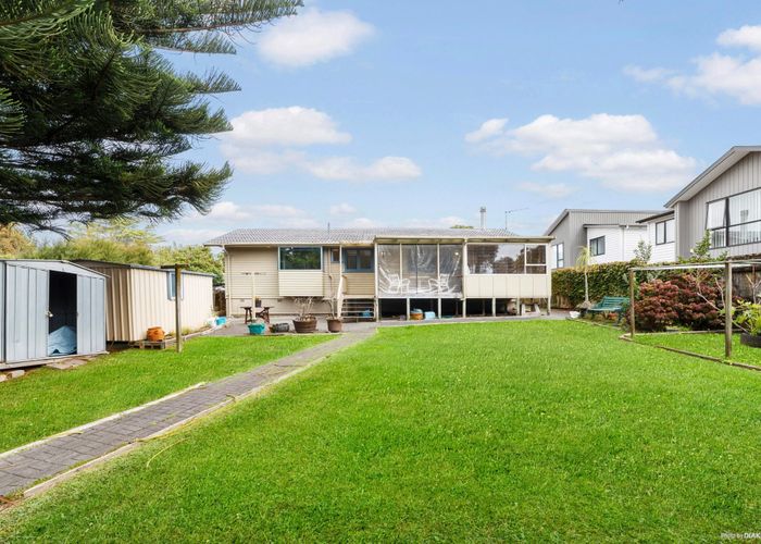 at 6 Rosalind Road, Glenfield, Auckland