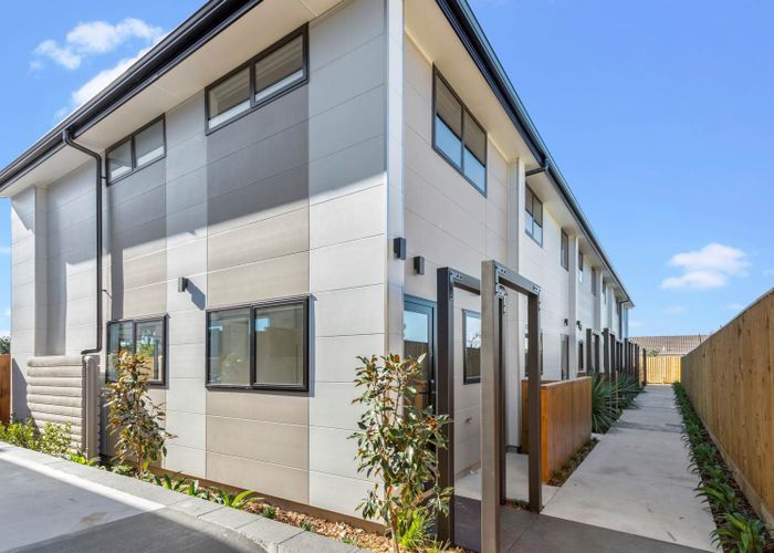  at 10/137 Tirimoana Road, Te Atatu South, Waitakere City, Auckland