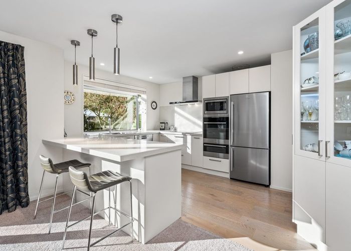  at 2/33 Basil Place, Mount Pleasant, Christchurch