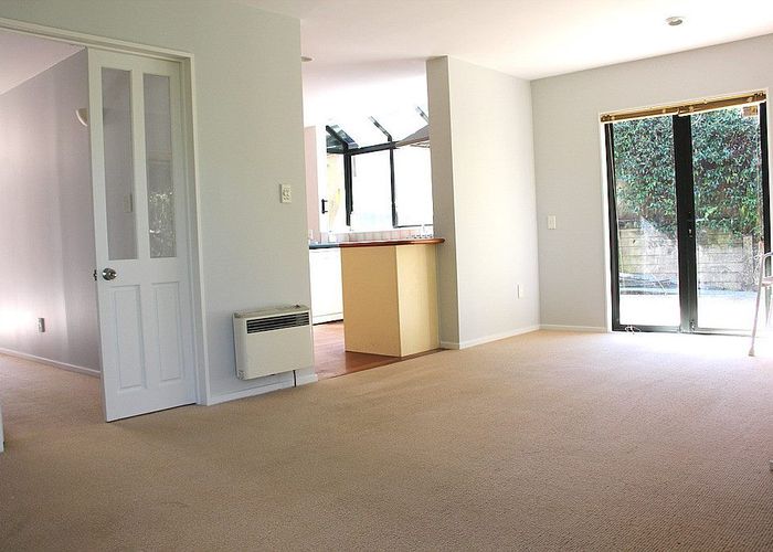  at 32 Holdaway Avenue, Northcote, Auckland