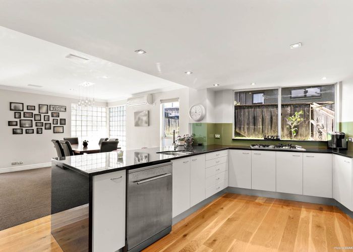  at 1/8 Oteha Valley Road, Northcross, North Shore City, Auckland