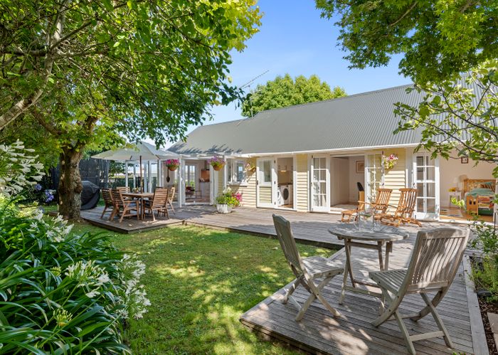  at 16 Bridge View Road, Birkenhead, Auckland