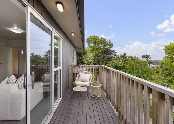  at 2/218 East Coast Road, Forrest Hill, North Shore City, Auckland