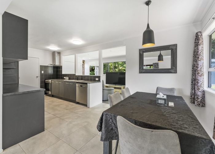  at 9 Dallow Place, Henderson, Waitakere City, Auckland