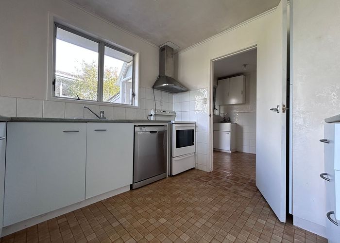  at 3 Tahu Crescent, Sunnynook, North Shore City, Auckland