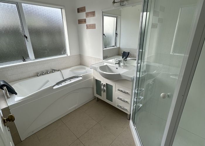  at 2/11 Bowscale Place, Northpark, Manukau City, Auckland