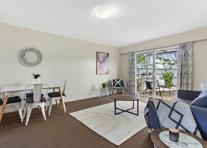  at 2/200 Chivalry Road, Glenfield, North Shore City, Auckland
