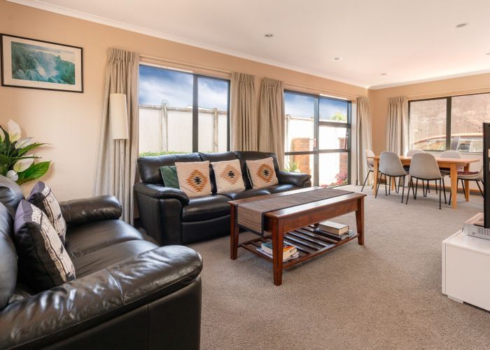  at 33 Argentine Avenue, Miramar, Wellington