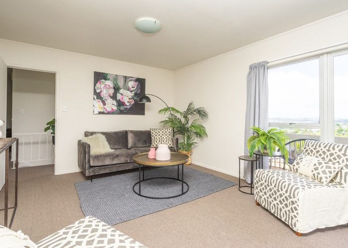  at 2/218 East Coast Road, Forrest Hill, North Shore City, Auckland