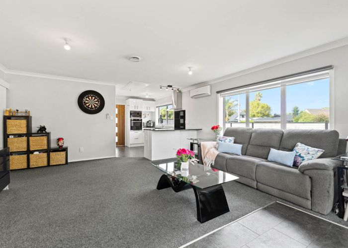 at 1/58 Challen Close, Conifer Grove, Papakura, Auckland