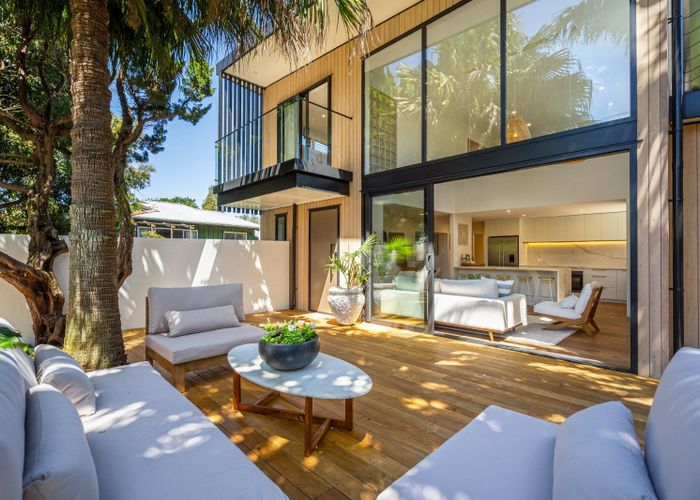 For sale 2/236 Beach Road, Campbells Bay, North Shore City, Auckland