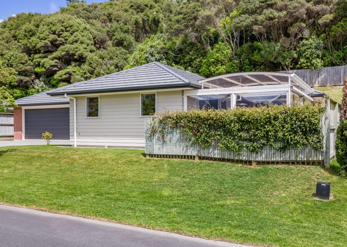  at 19 Banks Boulevard, Whitby, Porirua