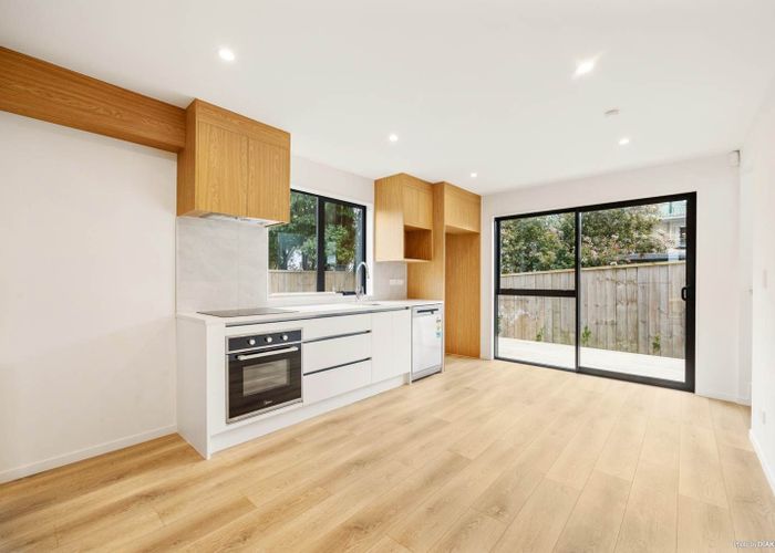  at 8/88 Te Atatu Road, Te Atatu South, Waitakere City, Auckland