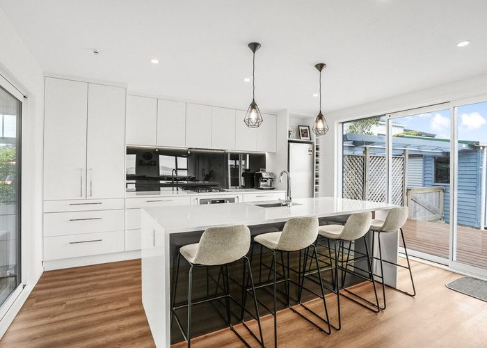  at 39 Pokohiwi Road, Normandale, Lower Hutt