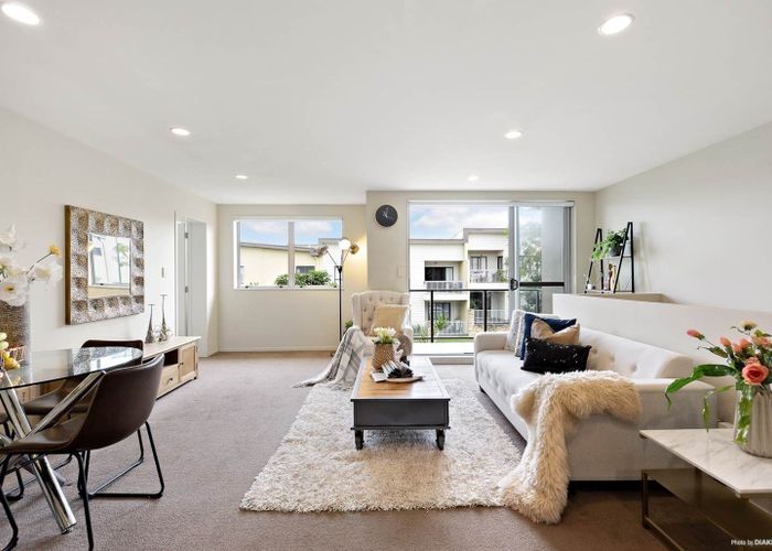  at 4/1 Gracechurch Drive, Flat Bush, Manukau City, Auckland