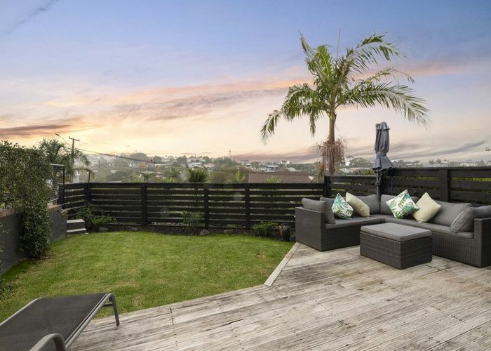  at 2/38 Penzance Road, Mairangi Bay, North Shore City, Auckland