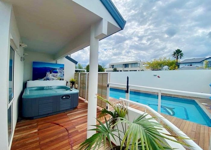  at 8 Caversham Drive, Torbay, Auckland