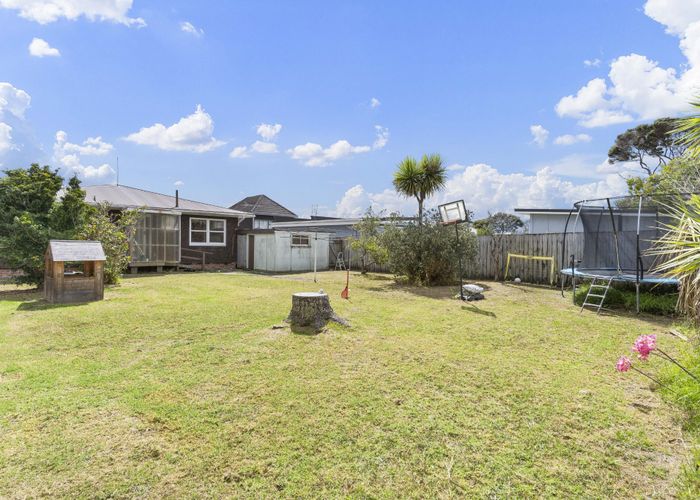  at 28 Dakota Avenue, Beach Haven, Auckland
