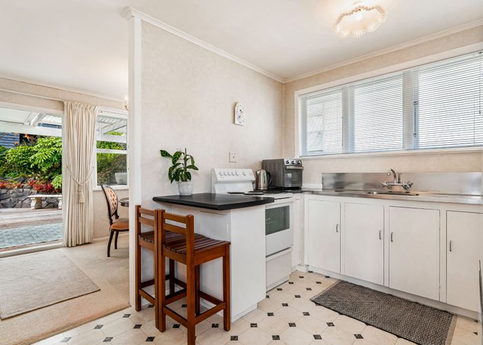  at 18 Selwyn Crescent, Forrest Hill, North Shore City, Auckland