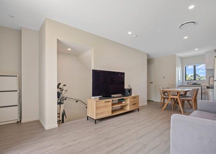  at 111 Trias Road, Totara Vale, Auckland