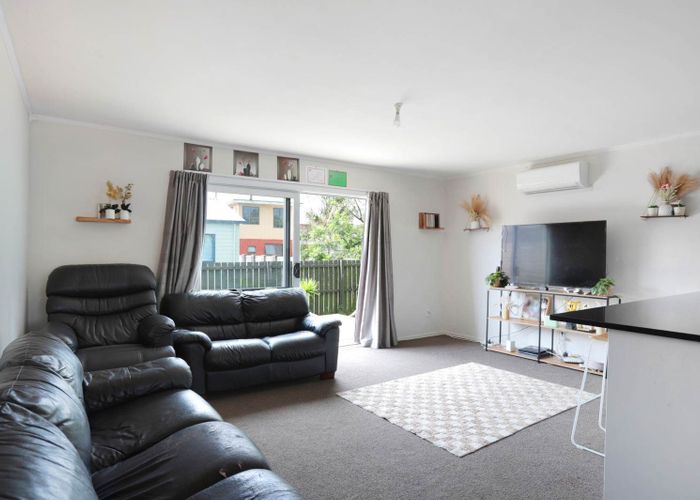  at 2/13 Hamurana Place, Te Atatu Peninsula, Waitakere City, Auckland