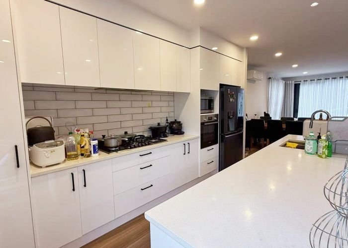 at 5 Milenio Crescent, Rosedale, North Shore City, Auckland