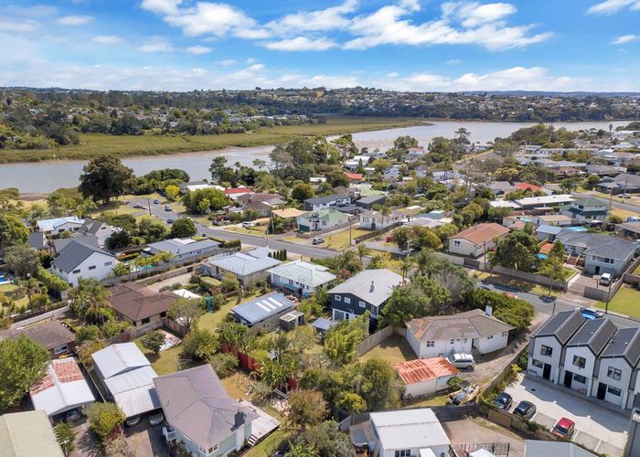  at 27 Wharf Road, Te Atatu Peninsula, Waitakere City, Auckland
