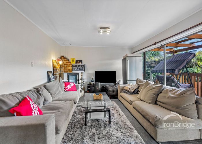  at 2/48 Edgeworth Road, Glenfield, North Shore City, Auckland