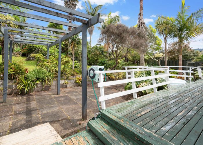  at 9 Grassmere Road, Henderson Valley, Auckland