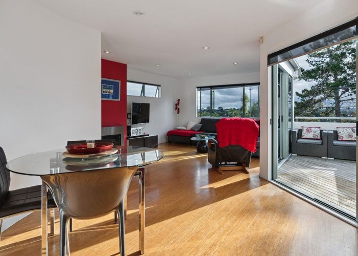  at 2/89 Knights Road, Rothesay Bay, Auckland