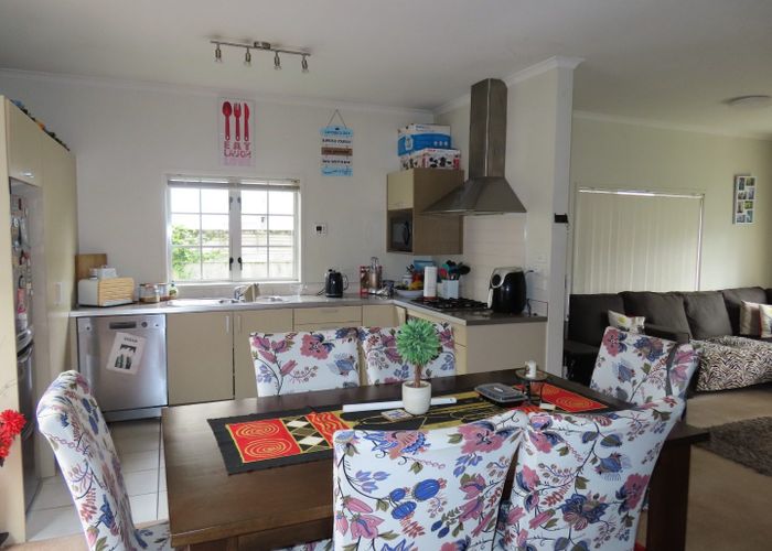  at 27 Mulvaney Crescent, Henderson, Waitakere City, Auckland