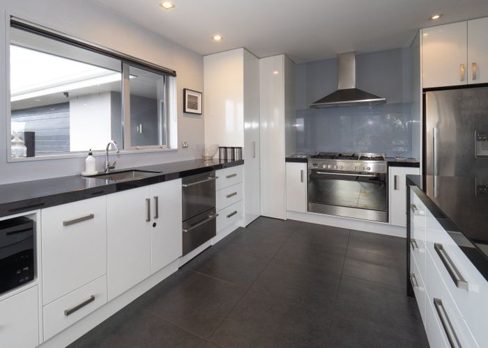  at 424 Grahams Road, Willowby