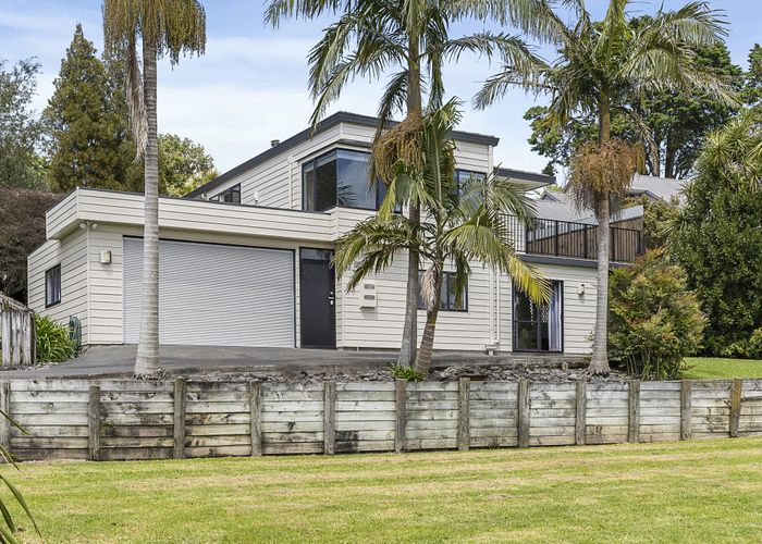  at 15 Taupiko Place, Green Bay, Auckland