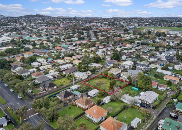  at 18 Riversdale Road, Avondale, Auckland