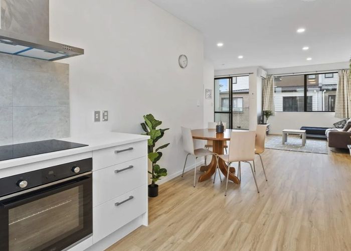  at 5 Bloom Crescent, Sunnyvale, Waitakere City, Auckland