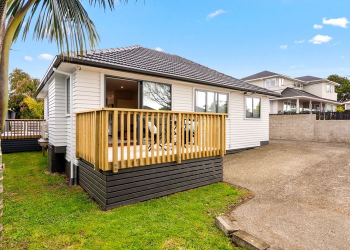  at 9 Grainger Road, Te Atatu South, Waitakere City, Auckland
