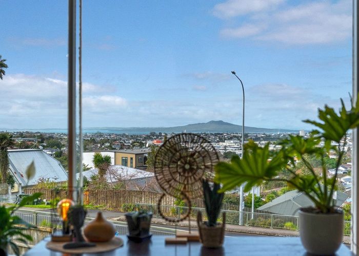  at 520 Glenfield Road, Glenfield, North Shore City, Auckland